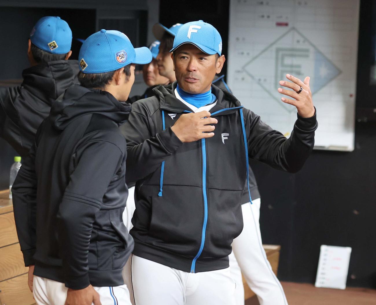 日本ハム対オイシックス新潟　試合後、石井を指導する稲葉2軍監督（撮影・黒川智章）