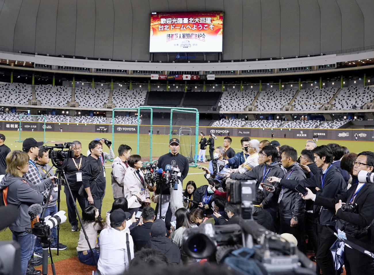 練習中、大勢の報道陣から取材を受ける巨人阿部監督（中央）（共同）