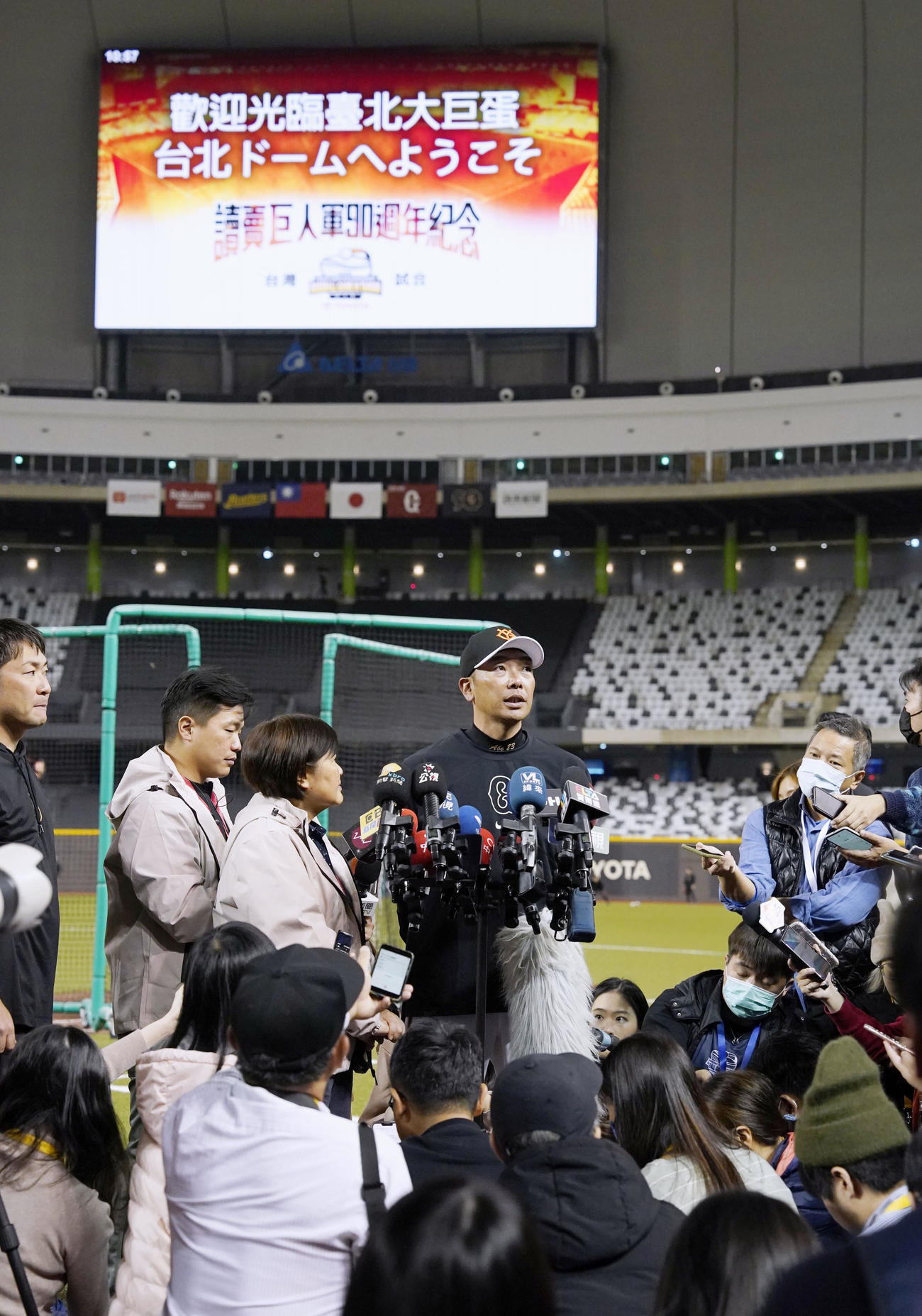練習中、大勢の報道陣から取材を受ける巨人阿部監督（共同）