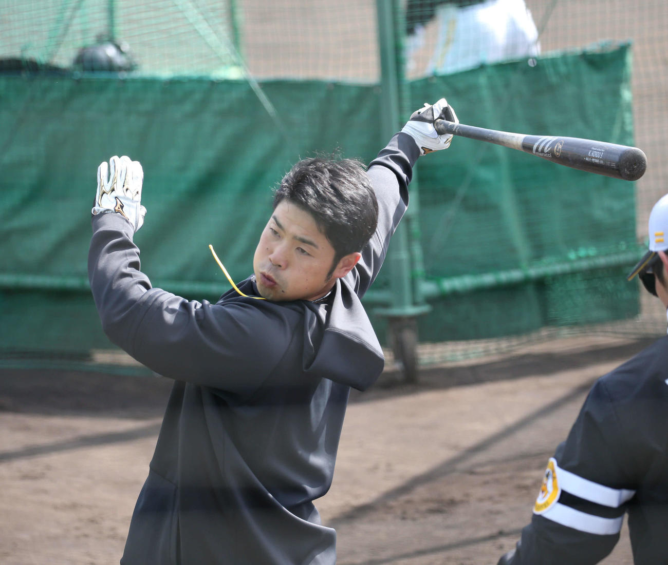 打撃練習を行うソフトバンク近藤（撮影・冨田成美）