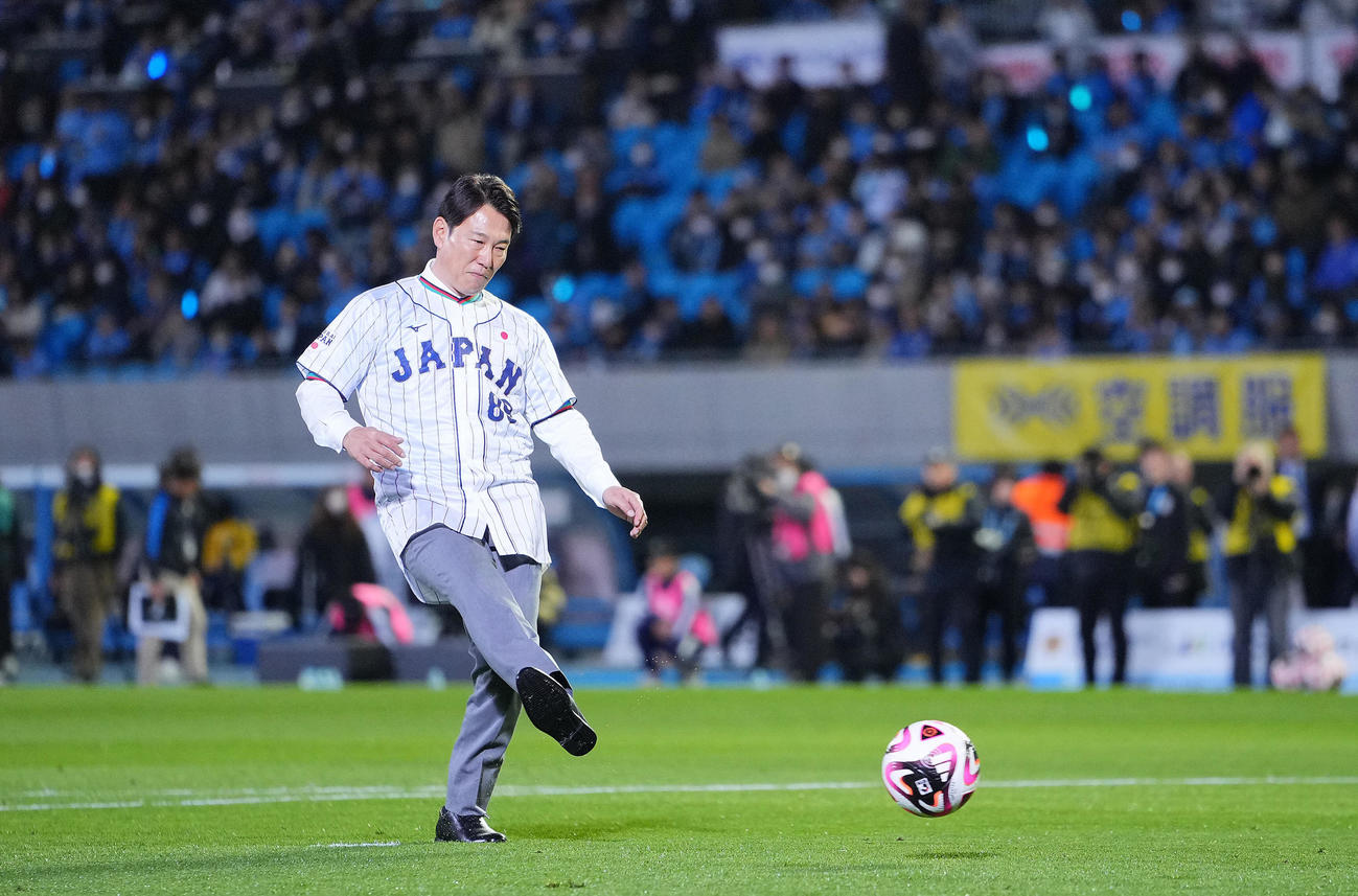 川崎F対磐田　試合前、始球式を務める侍ジャパン井端監督（撮影・垰建太）