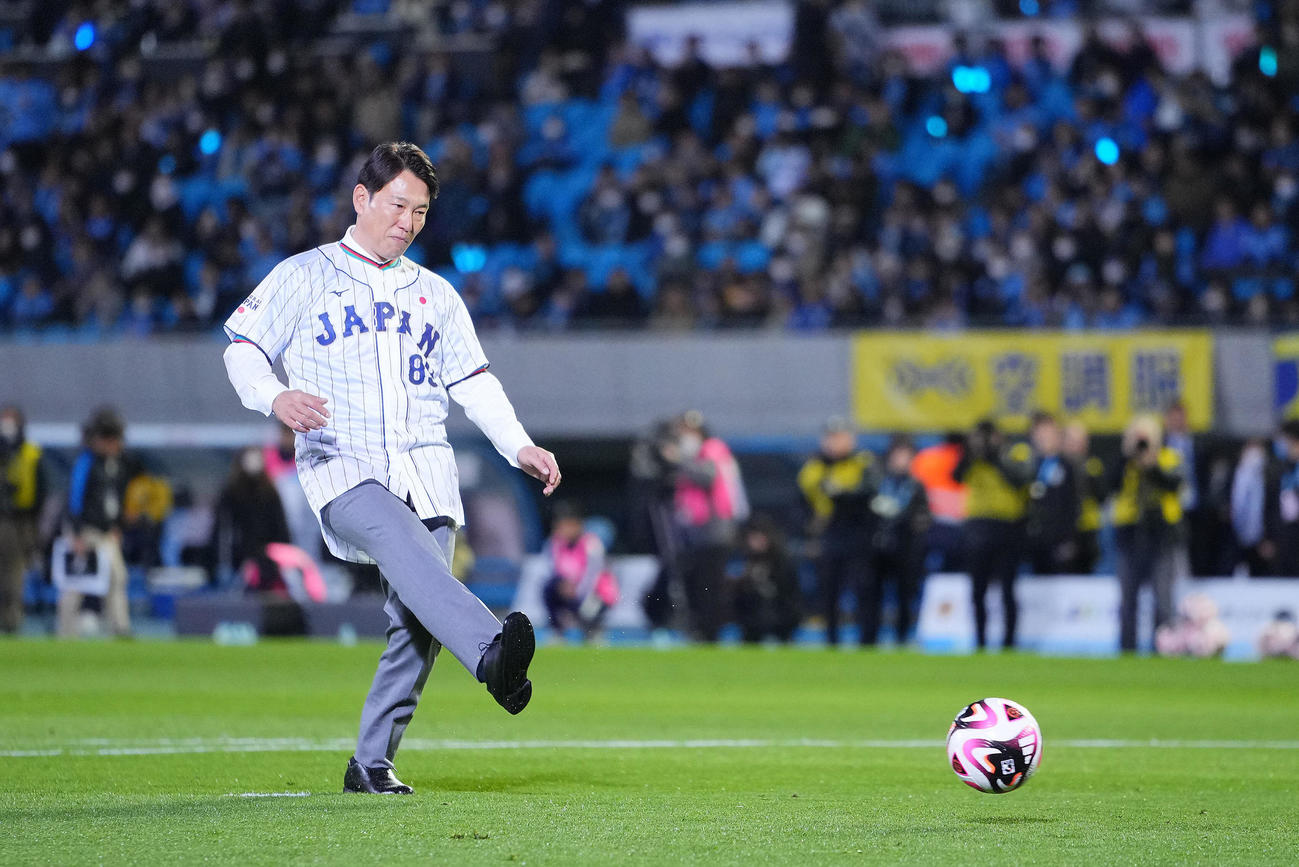 川崎F対磐田　試合前、始球式を務める侍ジャパン井端監督（撮影・垰建太）