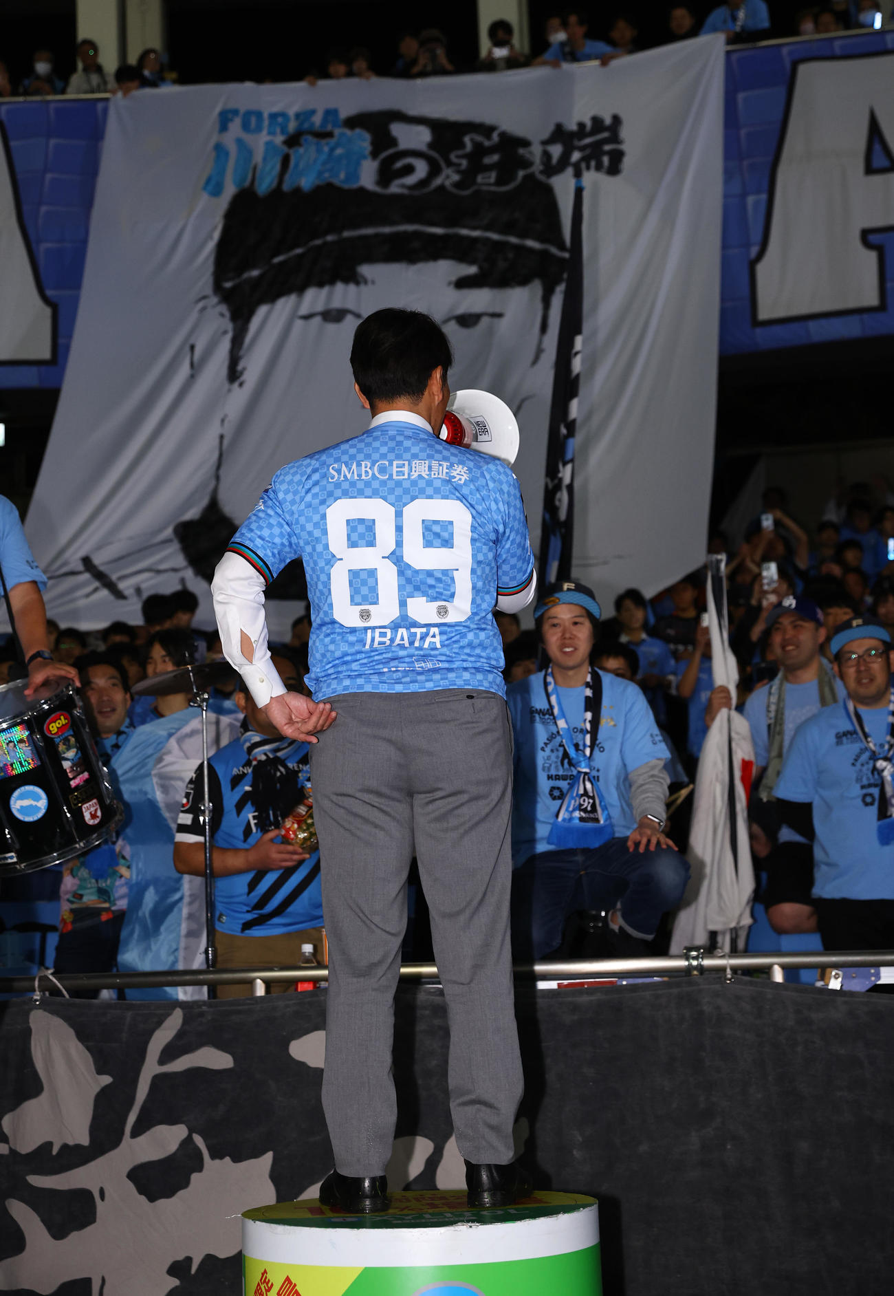 川崎F対磐田　試合前、始球式を務め川崎Fサポーターにユニホーム姿でメッセージを送る侍ジャパン井端監督（撮影・垰建太）