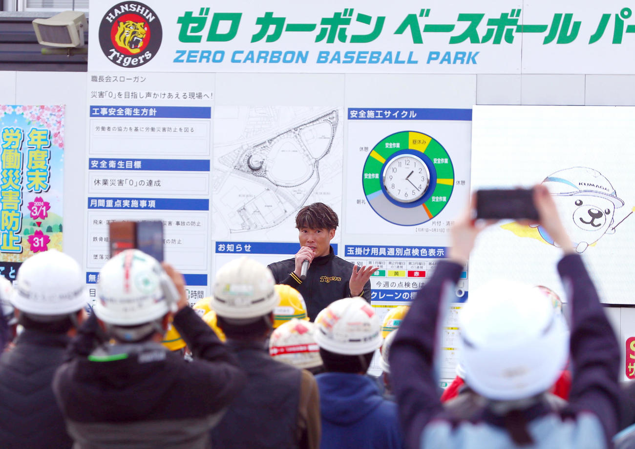 作業員たちを激励する糸井SA（撮影・上山淳一）