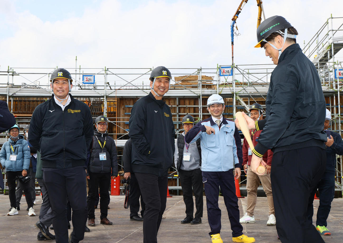 新設される球場施設を視察する藤川球団本部付SA（左から2人目）ら。左は岩田CA、右は糸井SA（撮影・上山淳一）