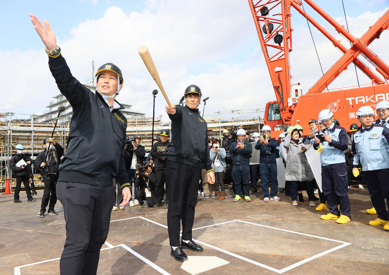 「ゼロカーボンベースボールパーク」で糸井SA（左から2人目）はバットを手に予告本塁打？。左は岩田CA（撮影・上山淳一）