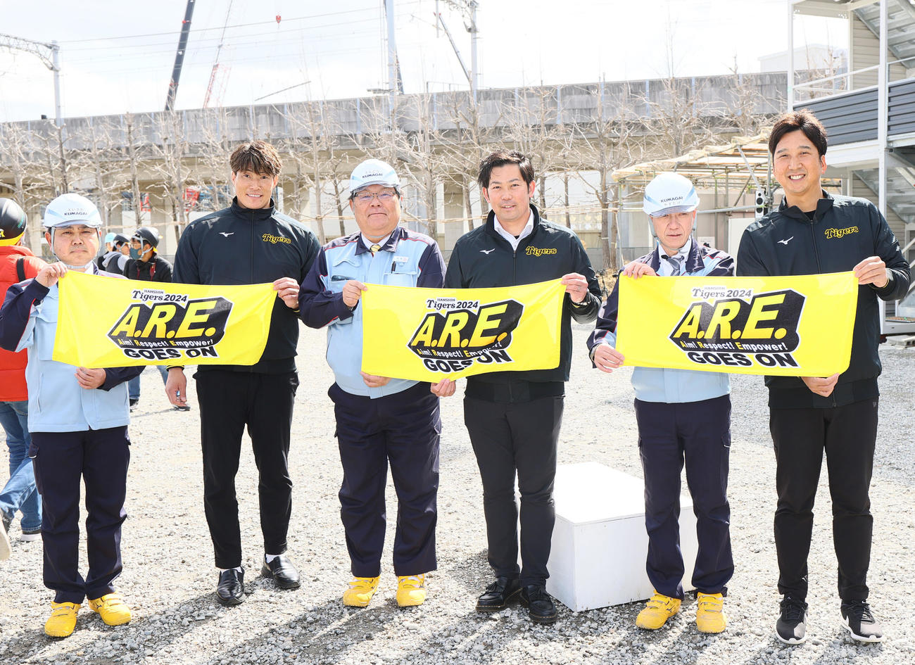 作業員たちと記念撮影する糸井SA（左から2人目）、岩田CA（同4人目）、藤川球団本部付SA（右）（撮影・上山淳一）