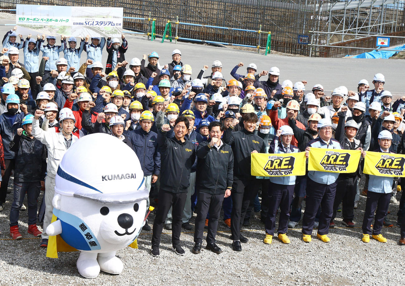 「ゼロカーボンベースボールパーク」で作業員たちと記念撮影（撮影・上山淳一）
