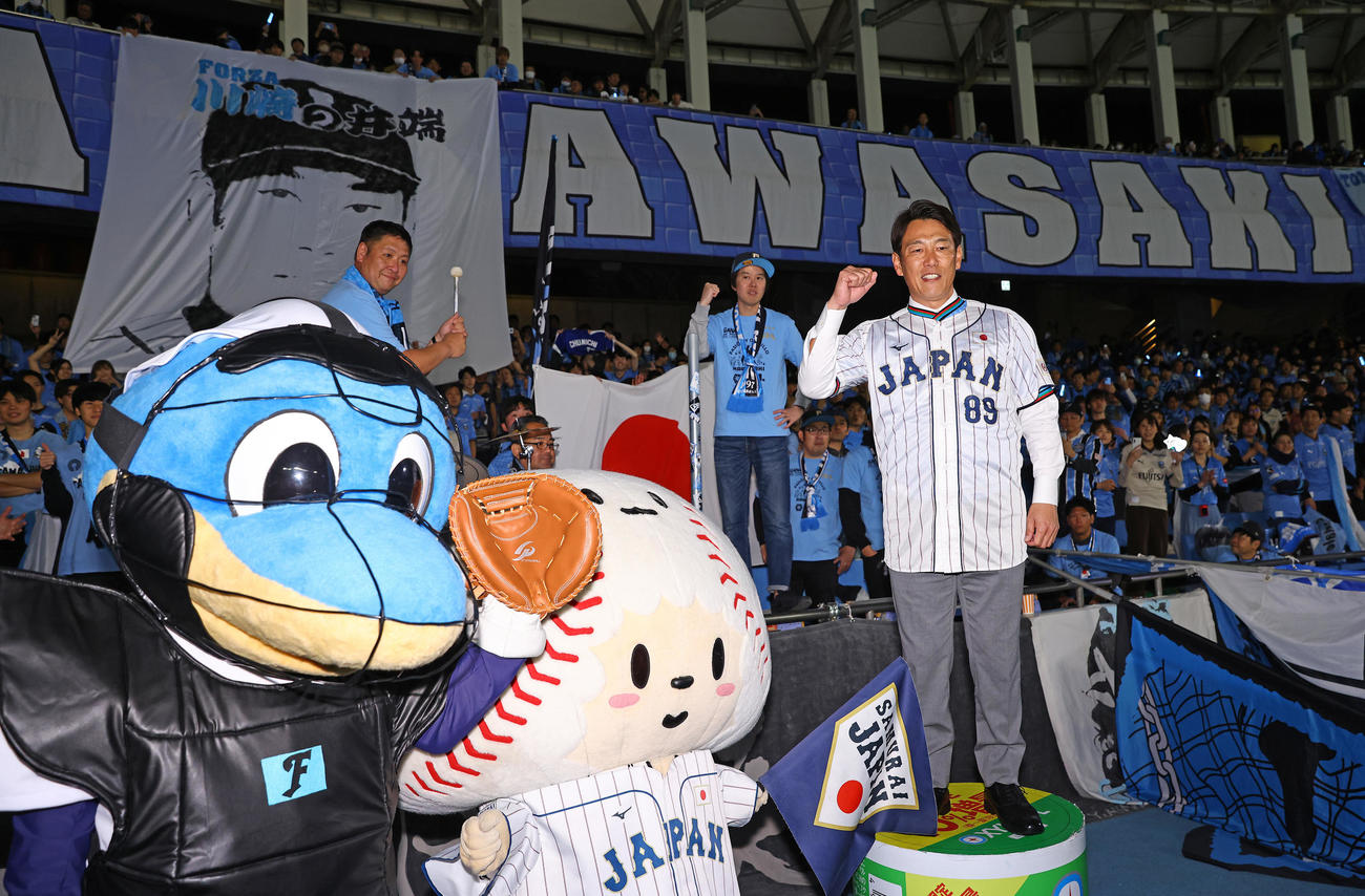 川崎F対磐田　試合前、始球式を務め川崎Fサポーターと写真に納まる侍ジャパン井端監督（撮影・垰建太）