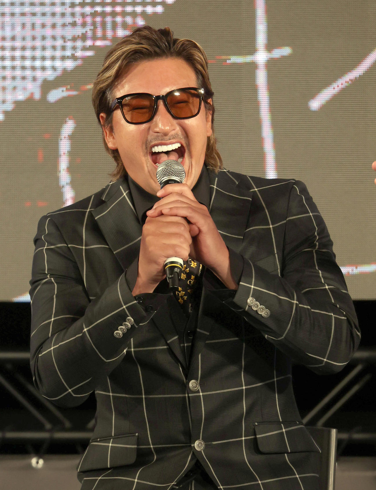 日本ハム開幕スペシャルパーティーで登壇しインタビューに応じる新庄監督（撮影・佐藤翔太）