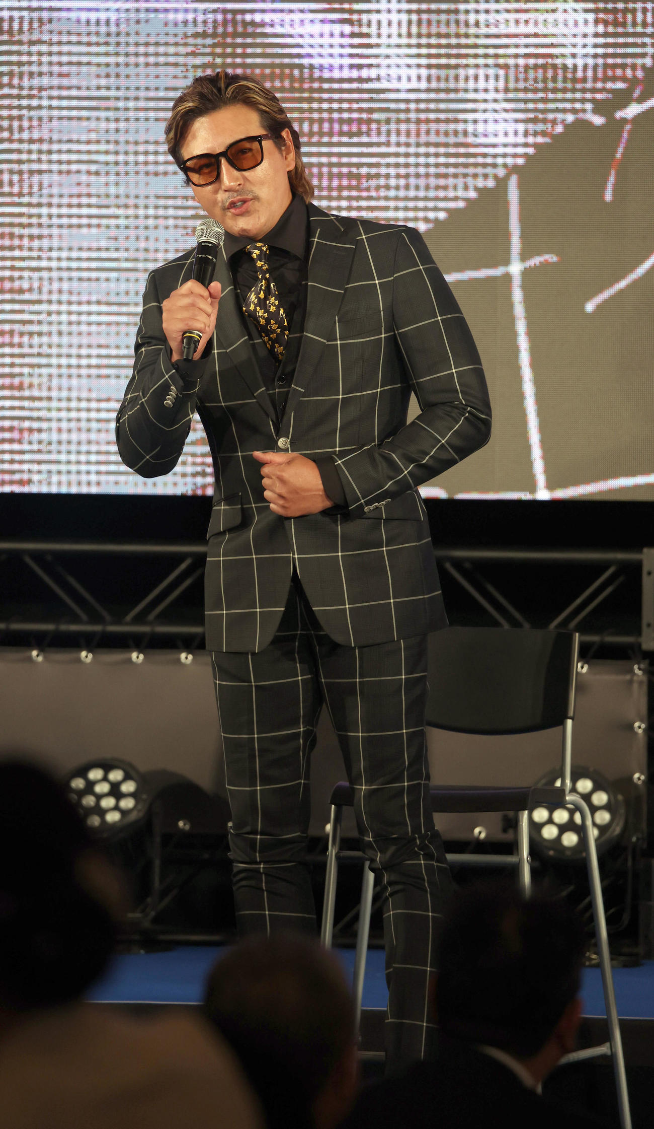 日本ハム開幕スペシャルパーティーで登壇しインタビューに応じる新庄監督（撮影・佐藤翔太）
