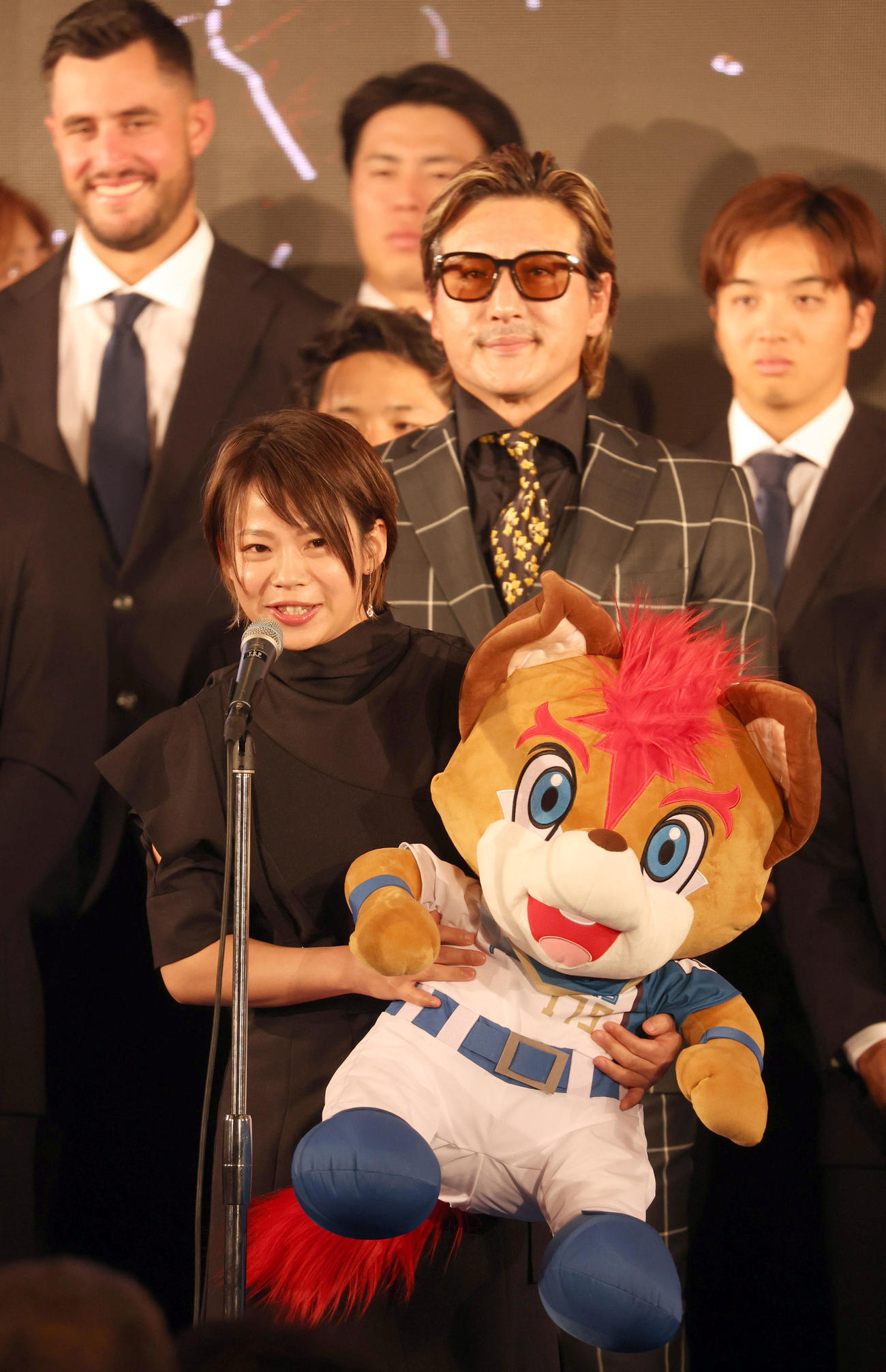日本ハム開幕スペシャルパーティーであいさつをする高木菜那さん。後方は新庄監督（撮影・佐藤翔太）