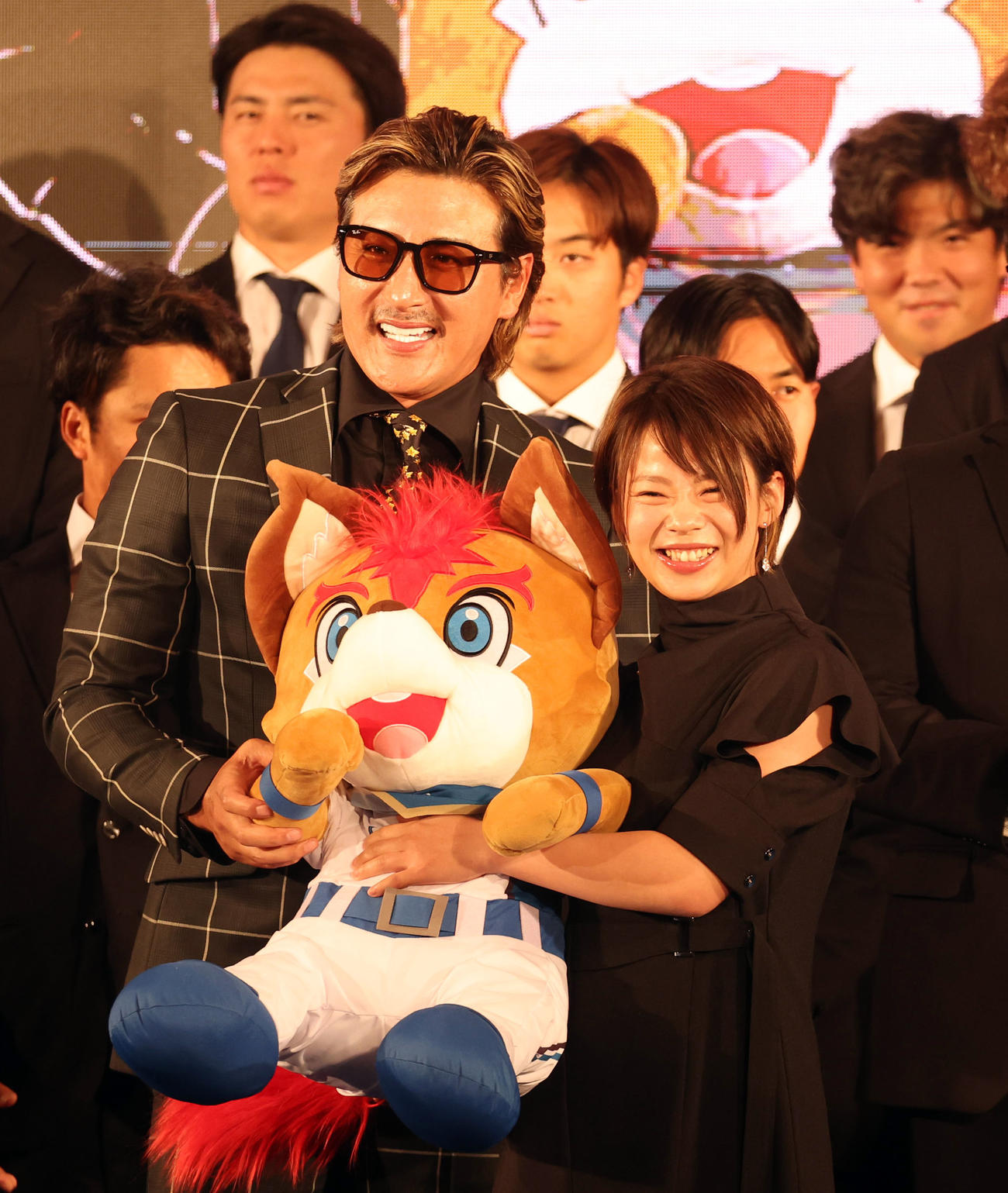 日本ハム開幕スペシャルパーティーでフォトセッションをする新庄監督（左）と高木菜那さん（撮影・佐藤翔太）
