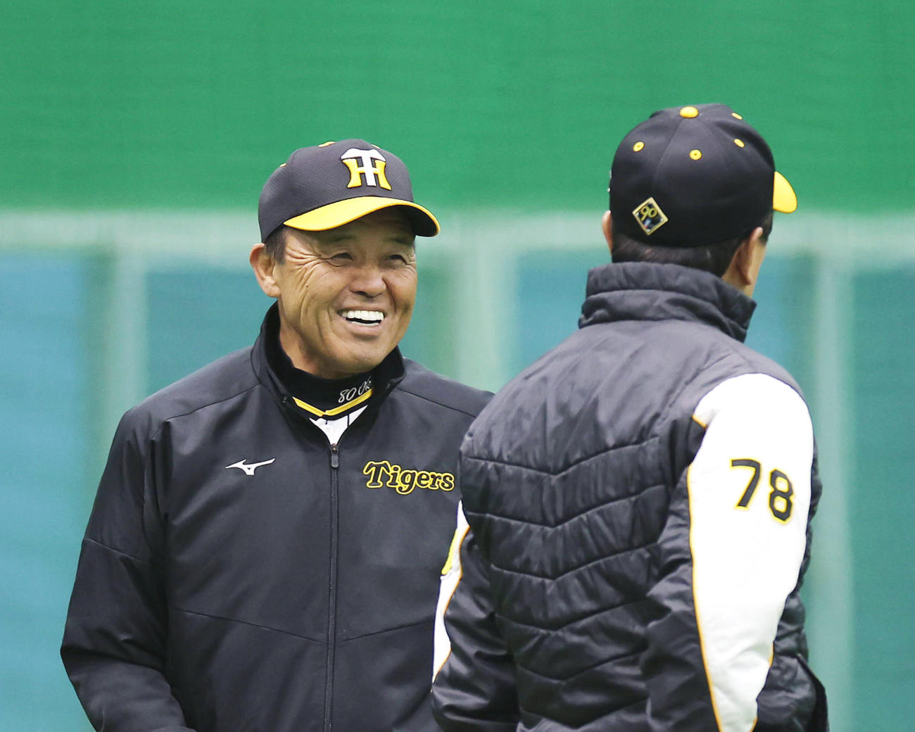 阪神平田ヘッドコーチ（右）と談笑する岡田監督（撮影・前田充）