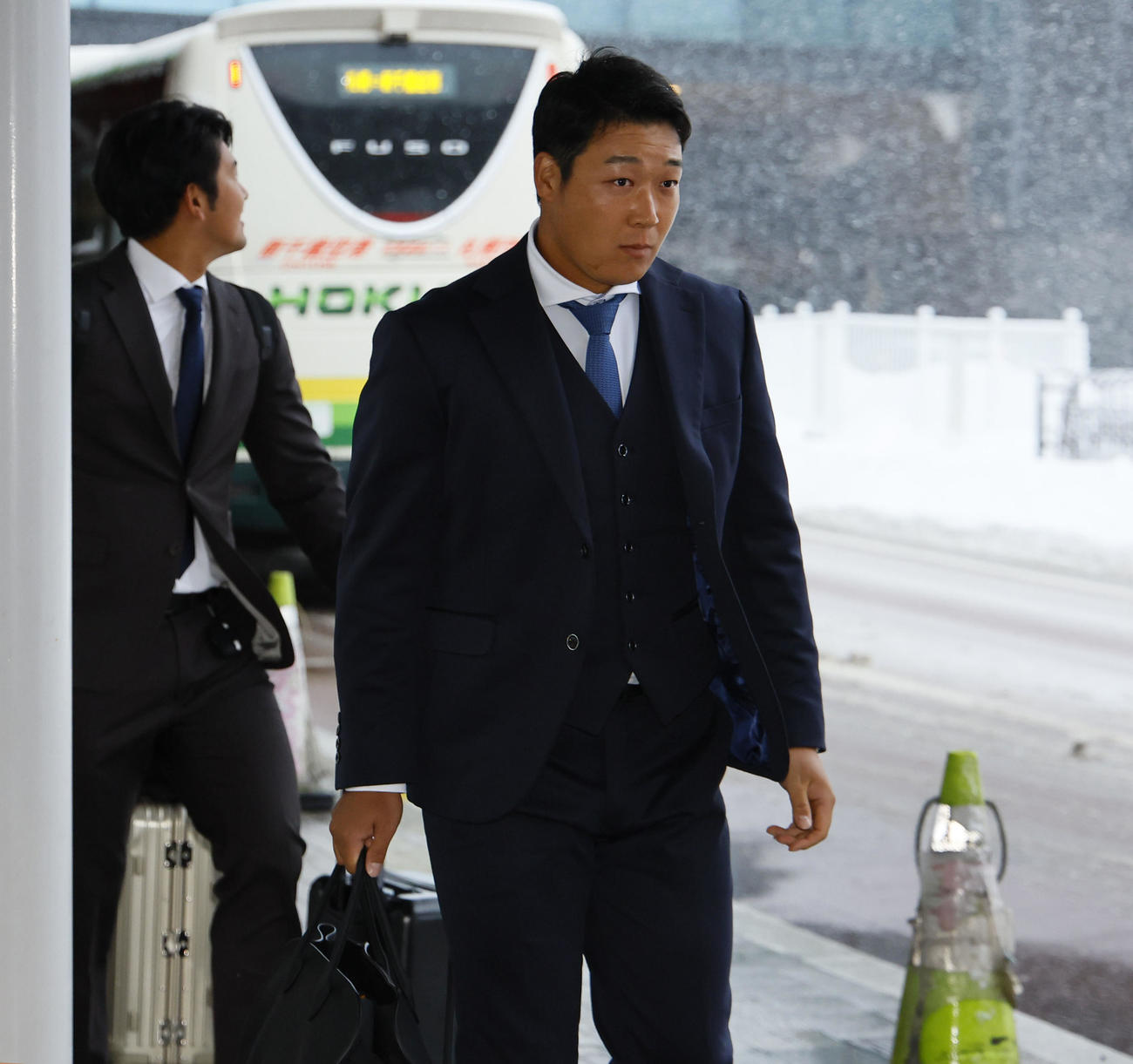 北海道に到着し、雪がふぶく中バスに向かう大山（撮影・藤尾明華）