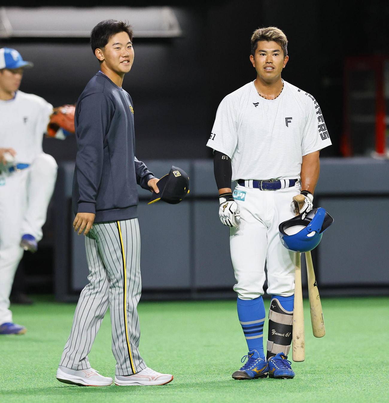 日本ハム対阪神　話をする阪神門別（左）と日本ハム今川（撮影・藤尾明華）