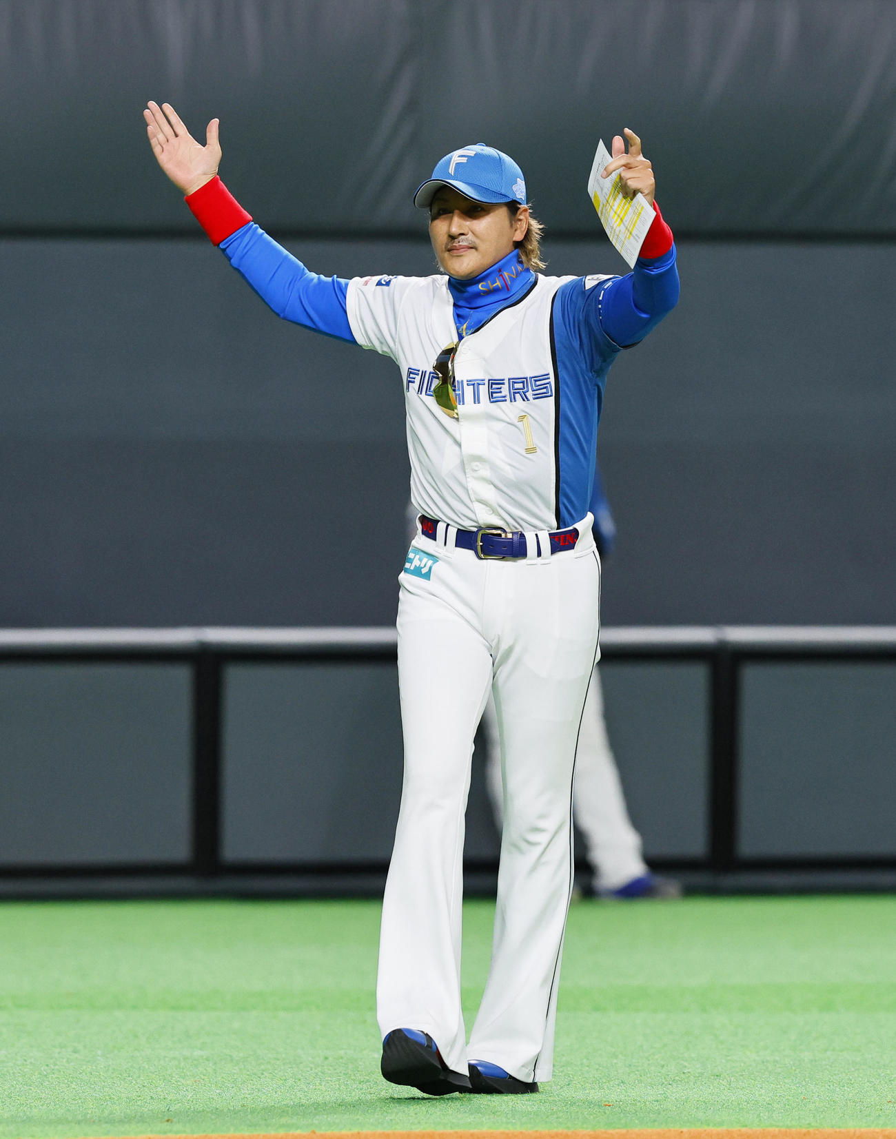 日本ハム対阪神　メンバー表交換を前にファンにあいさつする日本ハム新庄監督（撮影・藤尾明華）