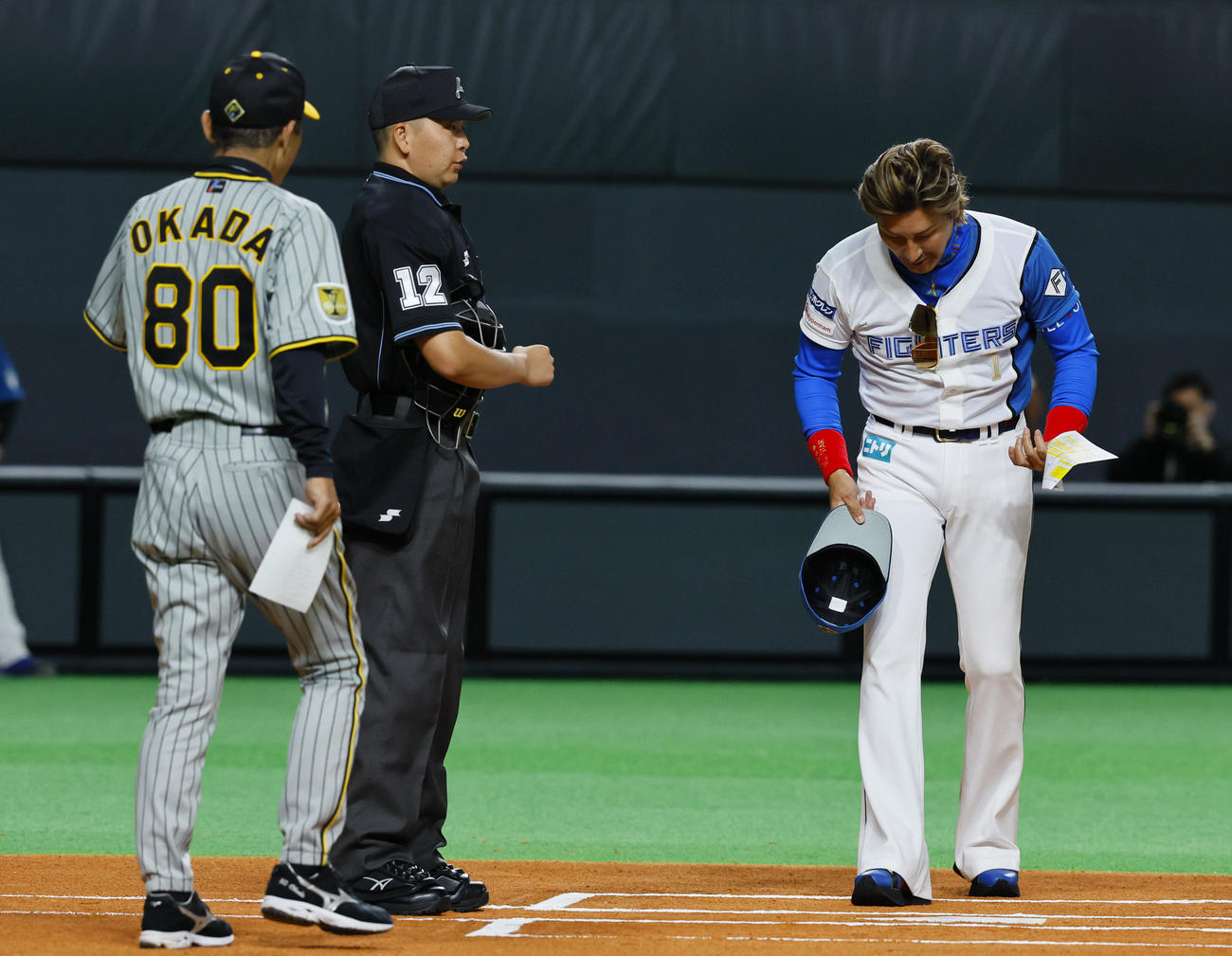 日本ハム対阪神　メンバー表交換で阪神岡田監督（左）にあいさつする日本ハム新庄監督（撮影・藤尾明華）