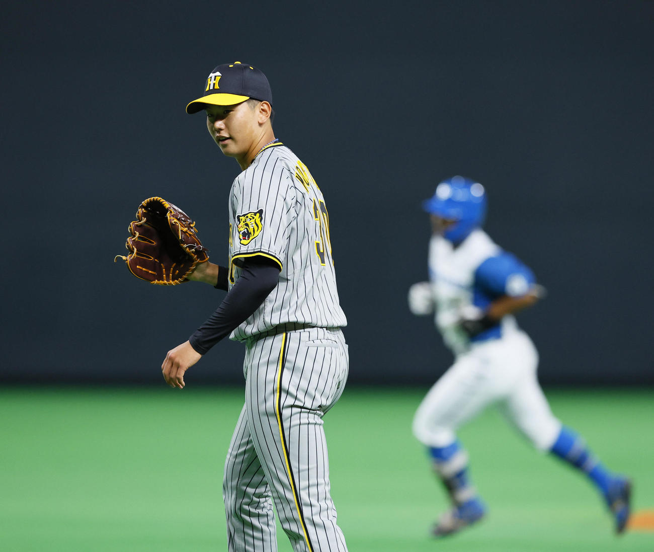 日本ハム対阪神　1回裏日本ハム1死、今川（右）を一飛に打ち取った阪神門別（撮影・藤尾明華）