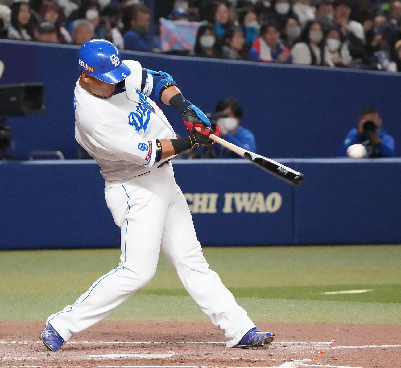 中日対ヤクルト　4回裏中日2死、左前安打を放つ中田（撮影・森本幸一）