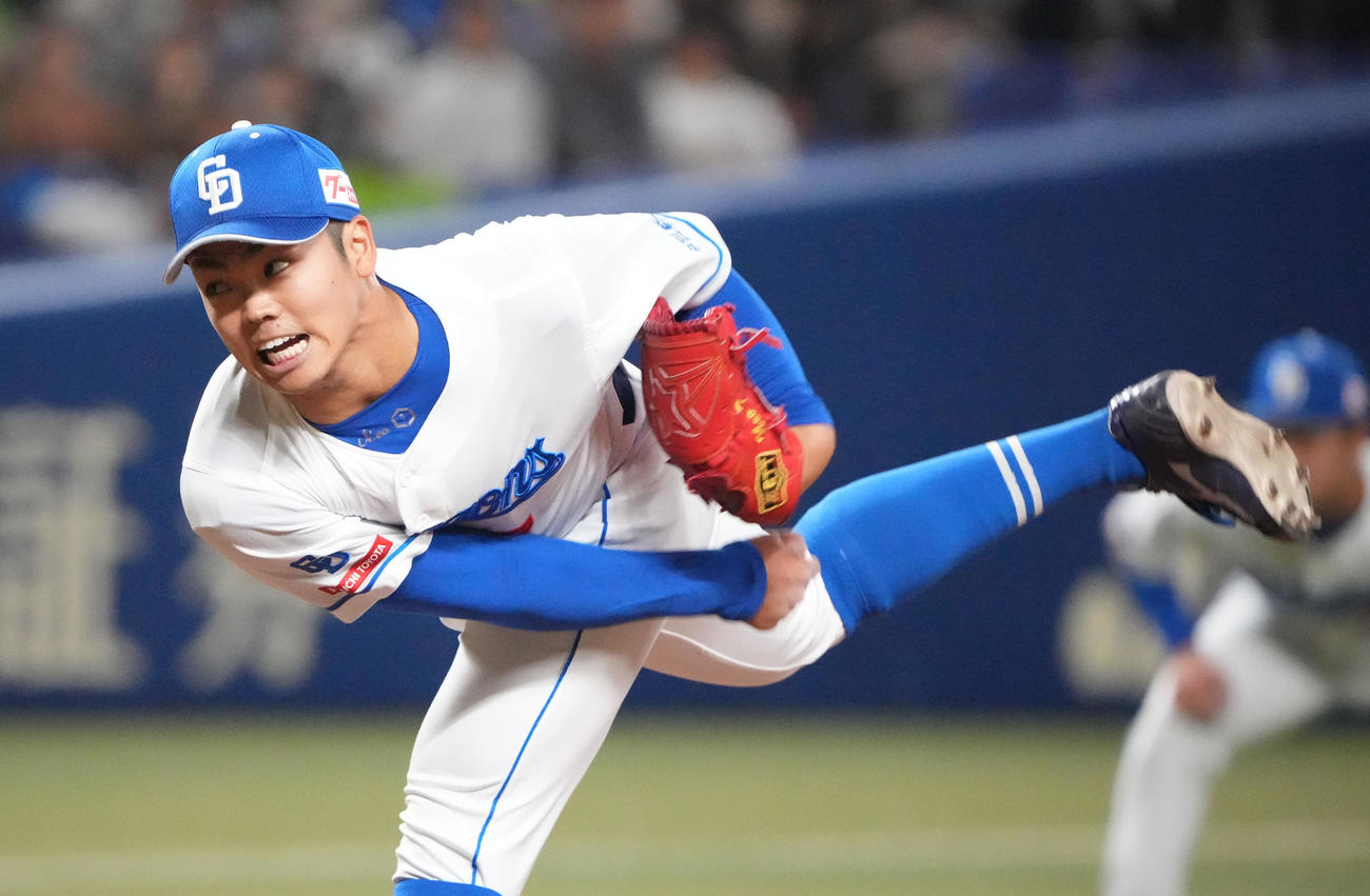 中日対ヤクルト　2回表ヤクルト2死、力投する中日先発根尾（撮影・森本幸一）