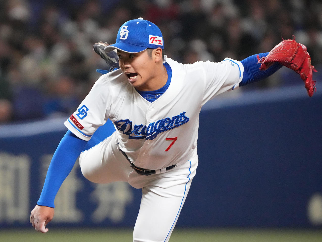 中日対ヤクルト　2回表ヤクルト2死、力投する中日先発根尾（撮影・森本幸一）