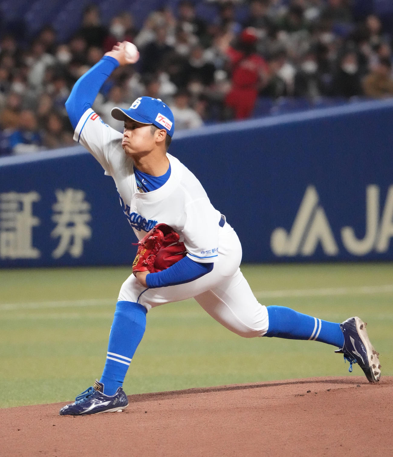 中日対ヤクルト　1回表、登板する中日先発の根尾（撮影・森本幸一）
