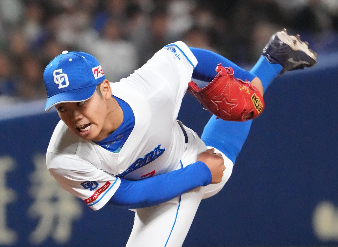 中日対ヤクルト　1回表、登板する中日先発の根尾（撮影・森本幸一）