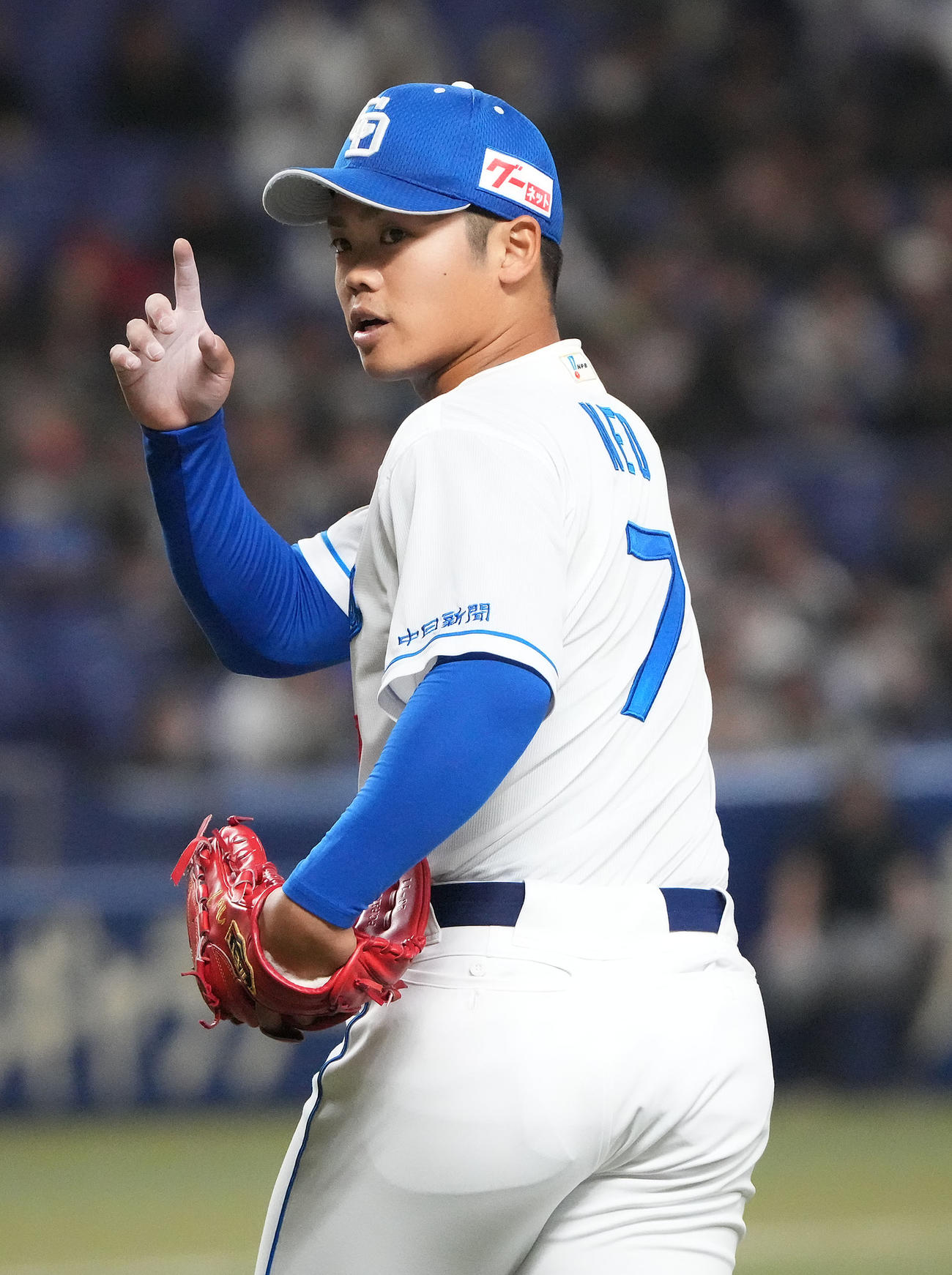 中日対ヤクルト　2回表ヤクルト1死、青木をニゴロに討ち取り木下に声をかける根尾（撮影・森本幸一）