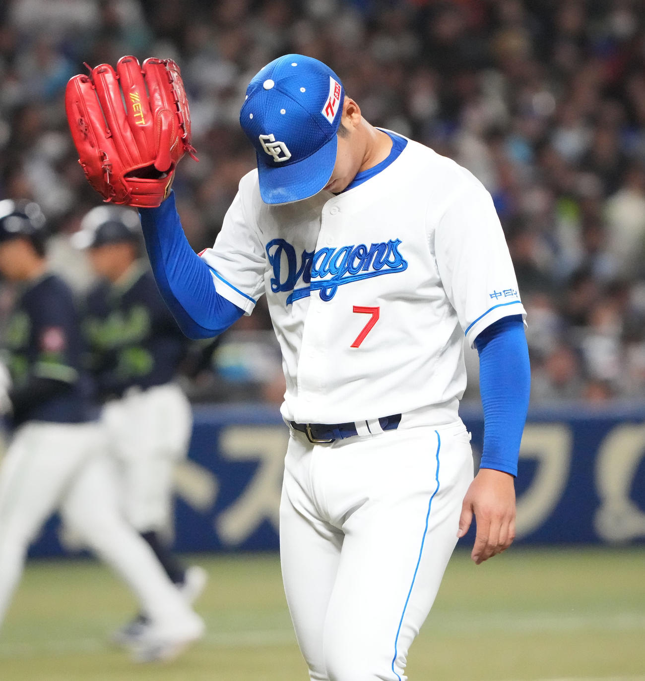中日対ヤクルト　3回表終了、ベンチへ戻る根尾（撮影・森本幸一）