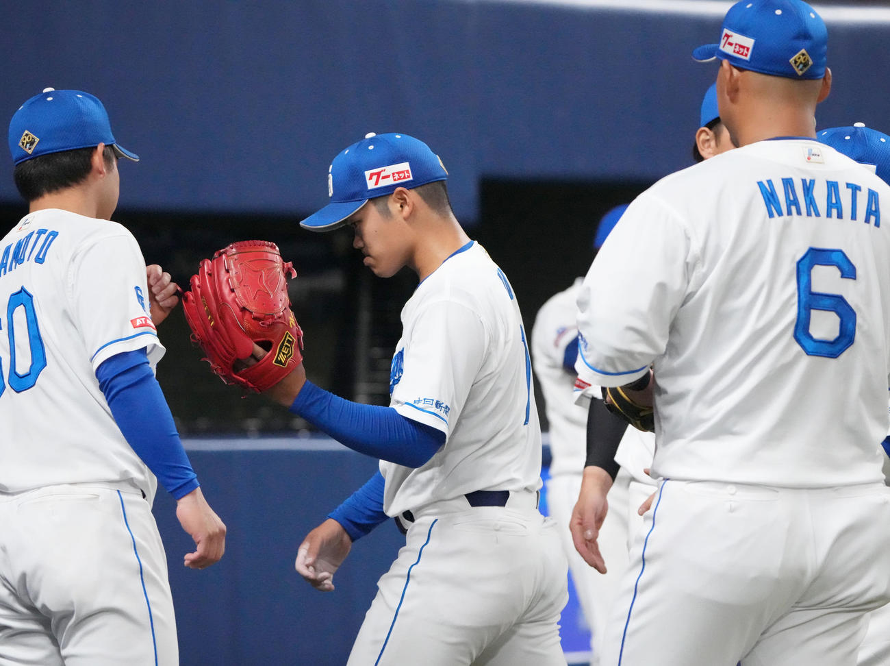 中日対ヤクルト　3回表終了、ベンチへ戻る根尾（中央）（撮影・森本幸一）
