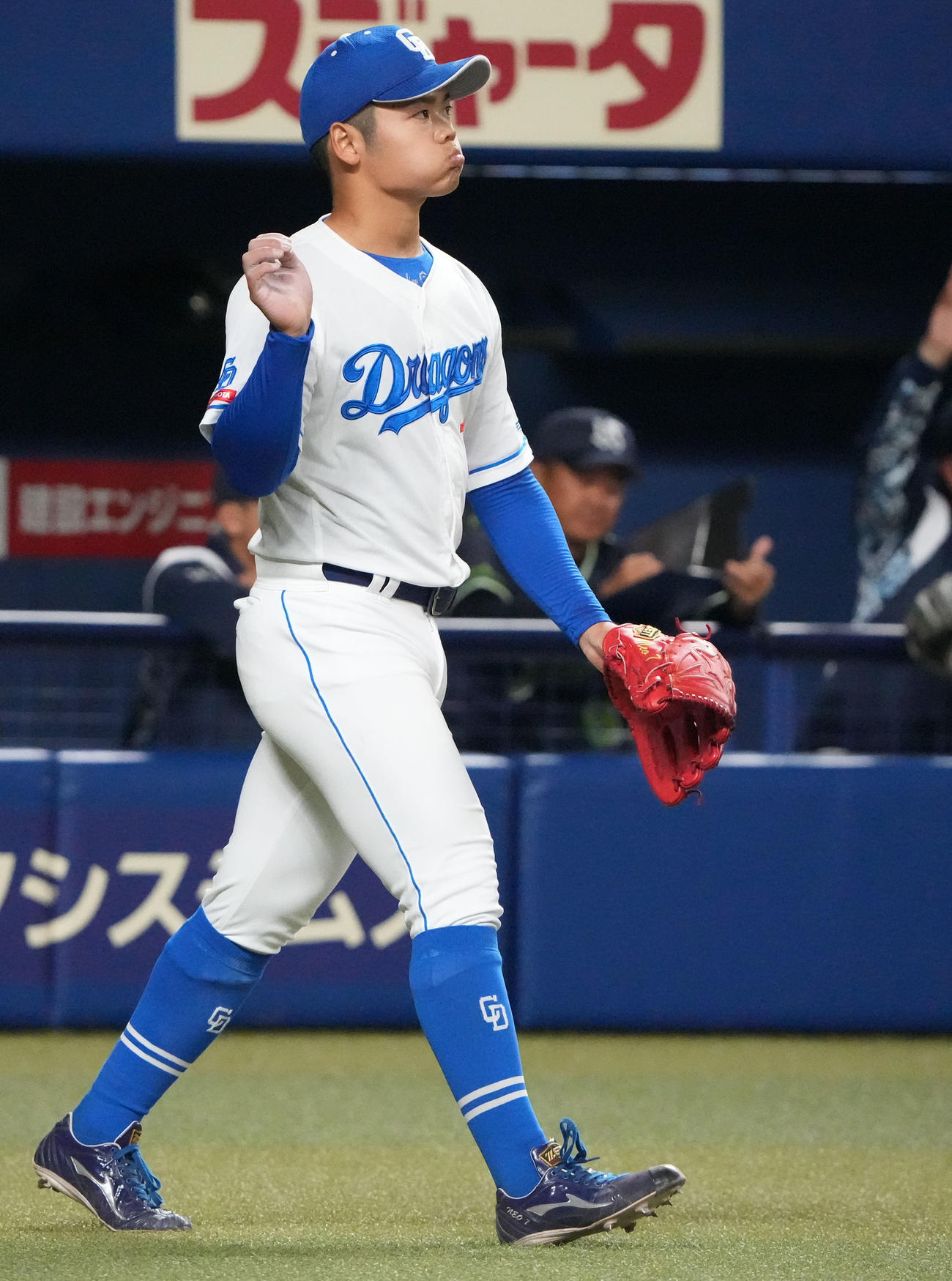 中日対ヤクルト　3回表ヤクルト無死一塁、長岡に右二塁打を打たれ渋い表情を見せる根尾（撮影・森本幸一）
