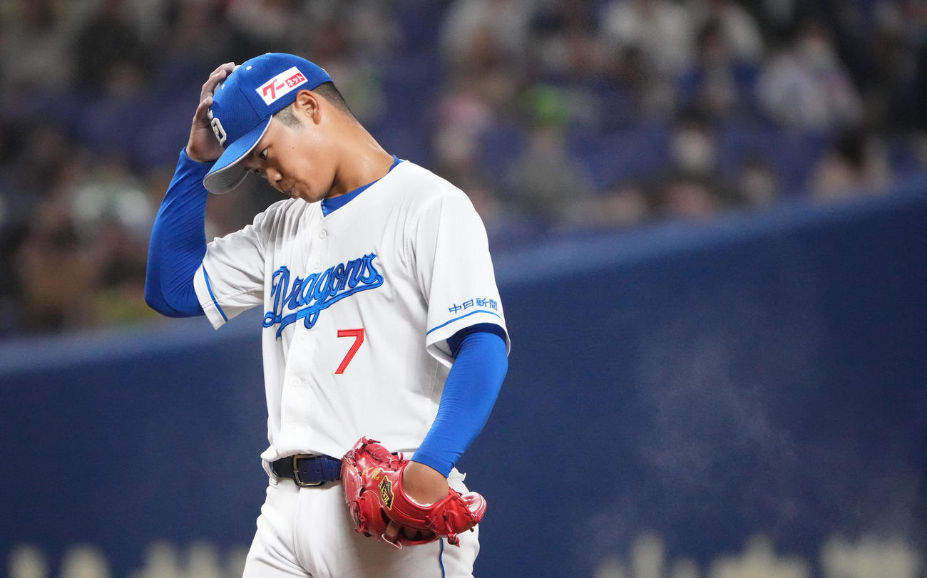 中日対ヤクルト　3回表ヤクルト1死三塁、さえない表情を見せる根尾（撮影・森本幸一）