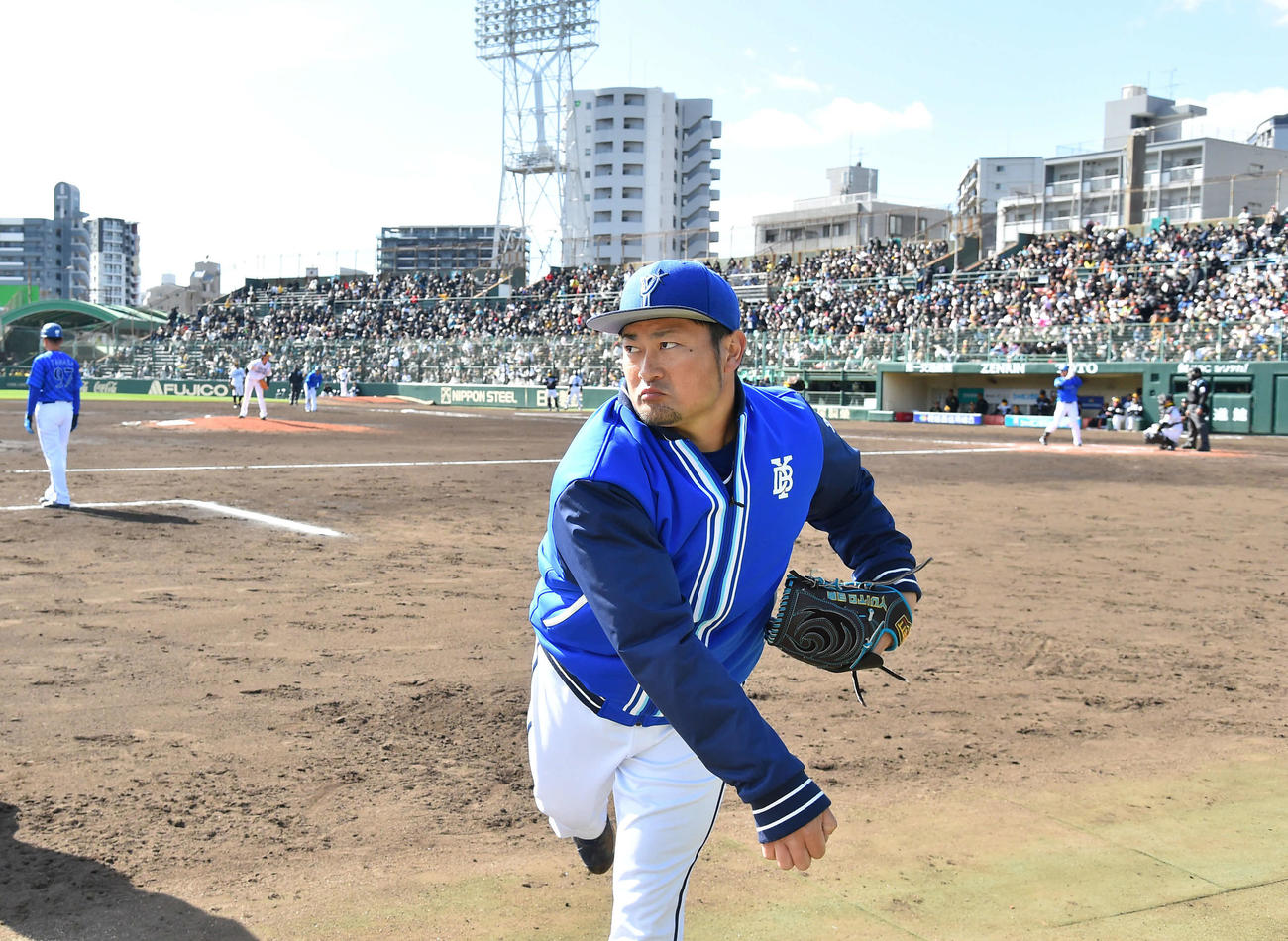 ソフトバンク対DeNA 5回表、ベンチ前でキャッチボールを行うDeNA森唯（撮影・岩下翔太）