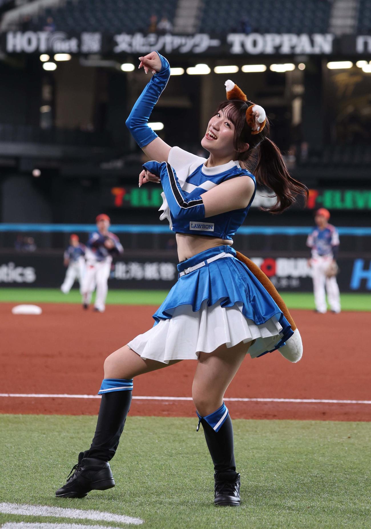 きつねダンスを踊るファイターズガール（2024年3月1日撮影）
