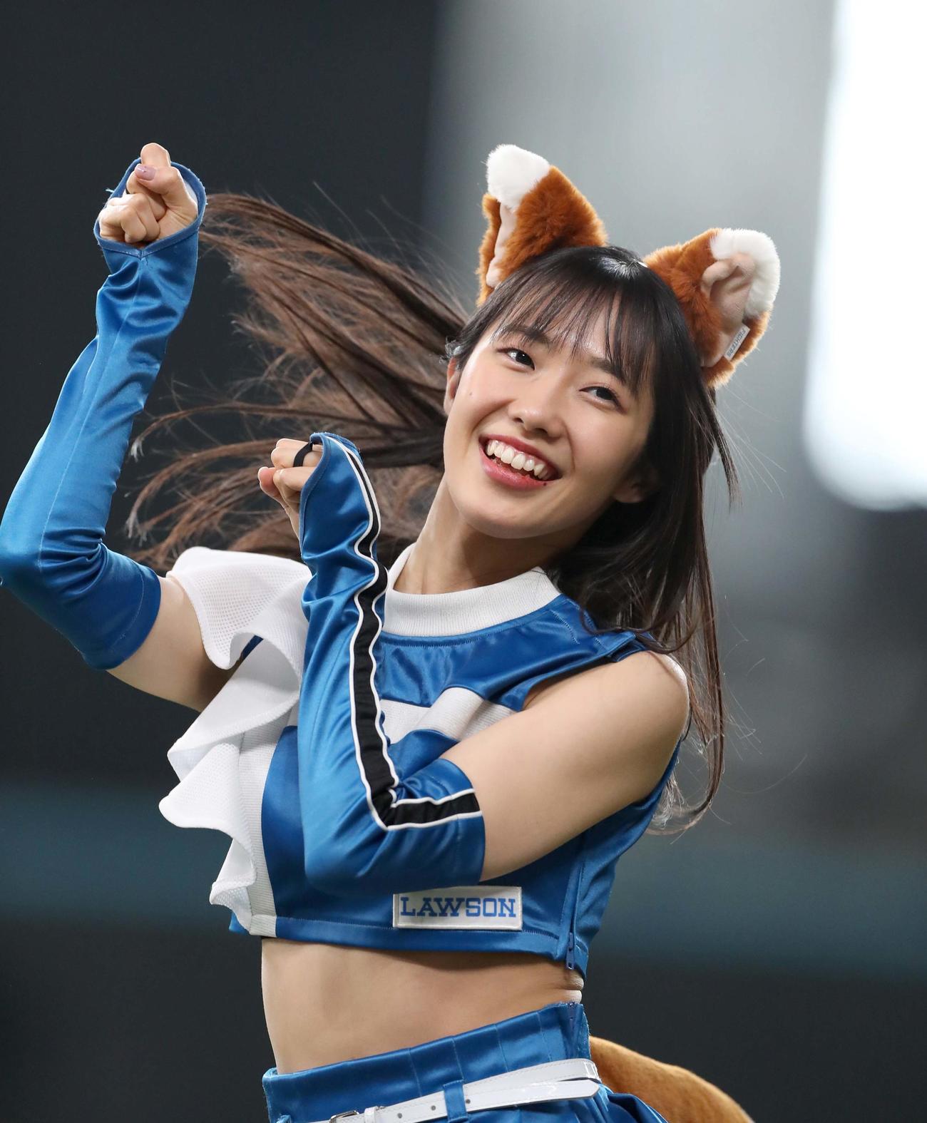 きつねダンスを踊るファイターズガール（2024年3月1日撮影）
