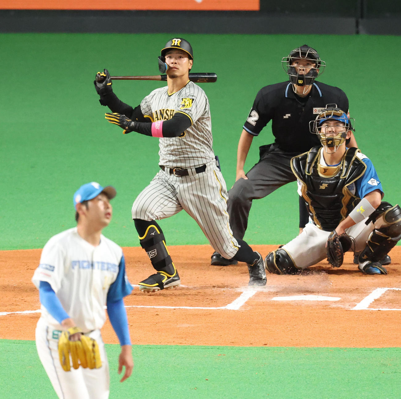 日本ハム対阪神　6回表阪神1死、佐藤輝はフェンス直撃の二塁打を放つ。投手は加藤貴（撮影・佐藤翔太）