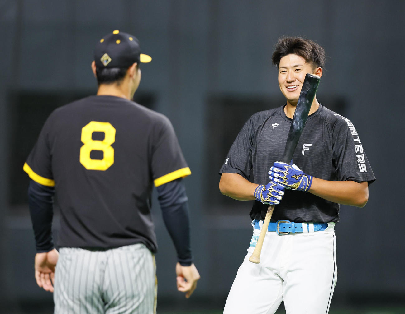 日本ハム対阪神　阪神佐藤輝（左）と話をする日本ハム阪口（撮影・藤尾明華）