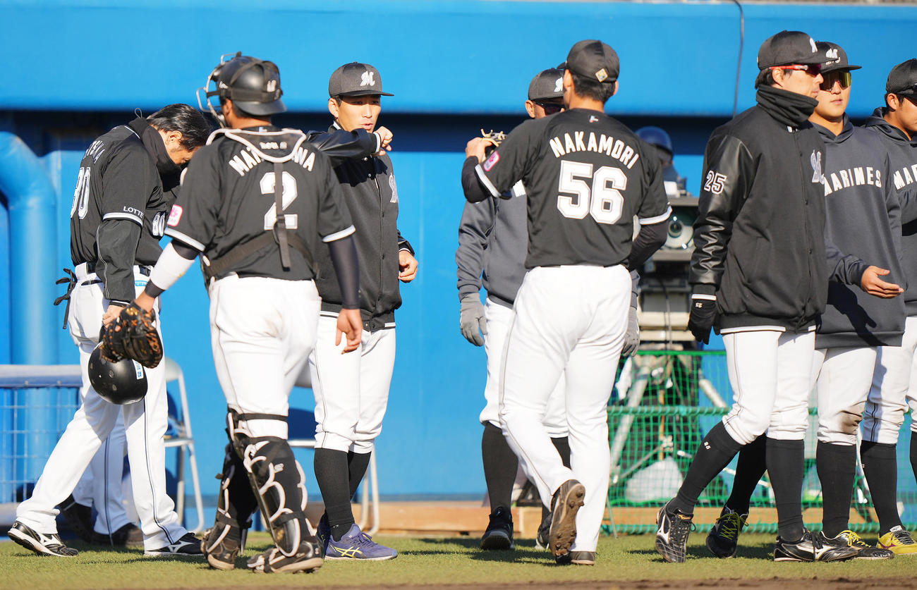西武対ロッテ　試合を終えロッテ中森俊介（56番）らナインを出迎える先発の小島（左から3人目）（撮影・垰建太）