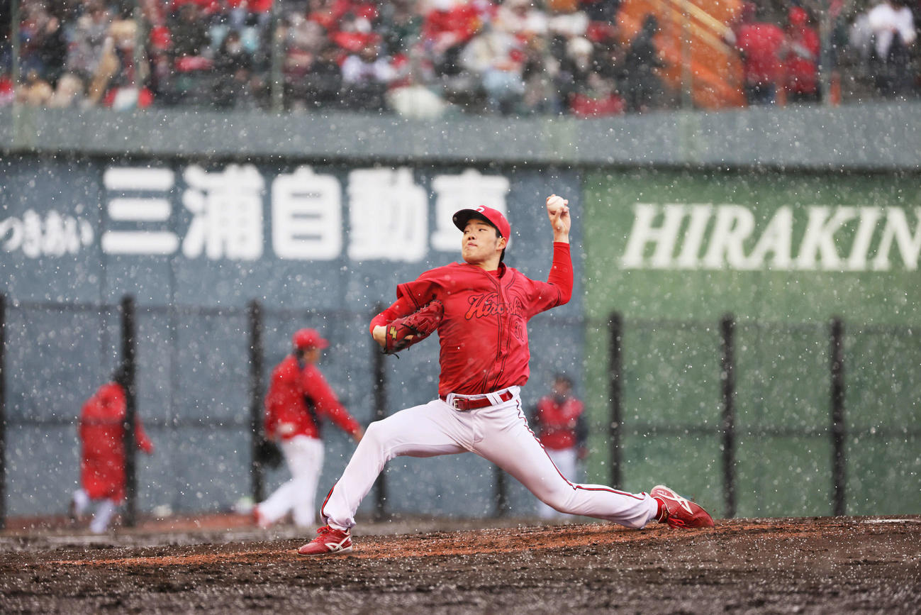 楽天対広島　5回裏楽天、広島2番手ドラフト3位の滝田が投球練習中、降雪のため試合が中断（撮影・加藤孝規）