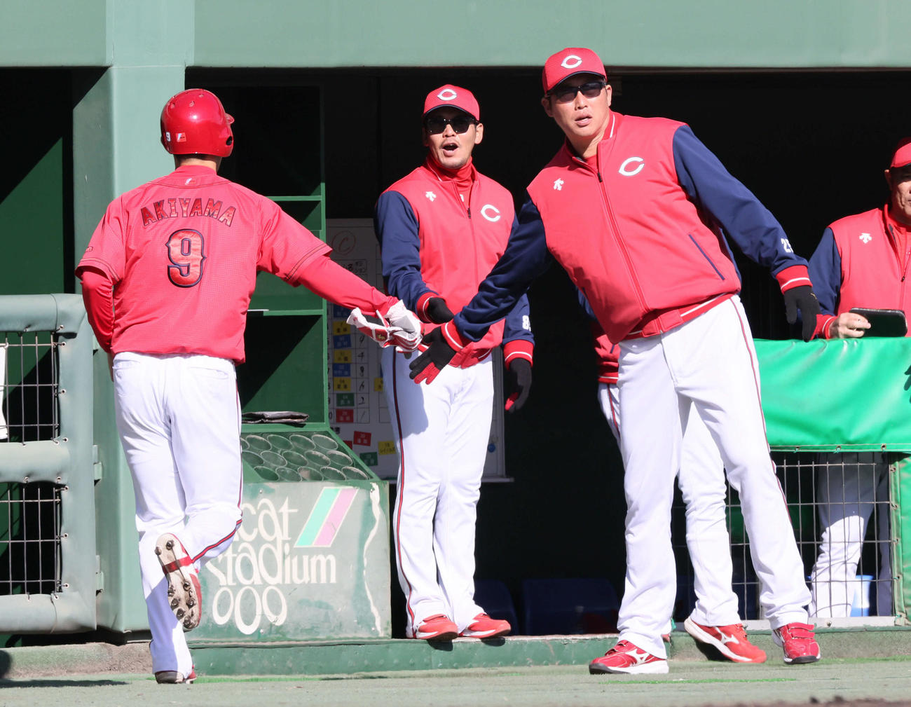 楽天対広島　7回表広島1死二塁、堂林の先制左適時二塁打で生還した秋山（左）を迎える新井監督（撮影・加藤孝規）