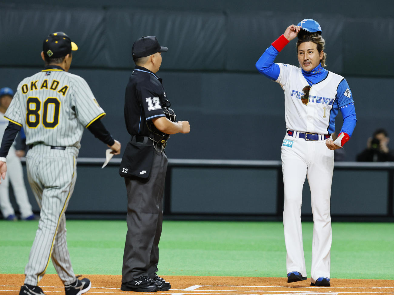 日本ハム対阪神　メンバー表交換で阪神岡田監督（左）にあいさつする日本ハム新庄監督（撮影・藤尾明華）