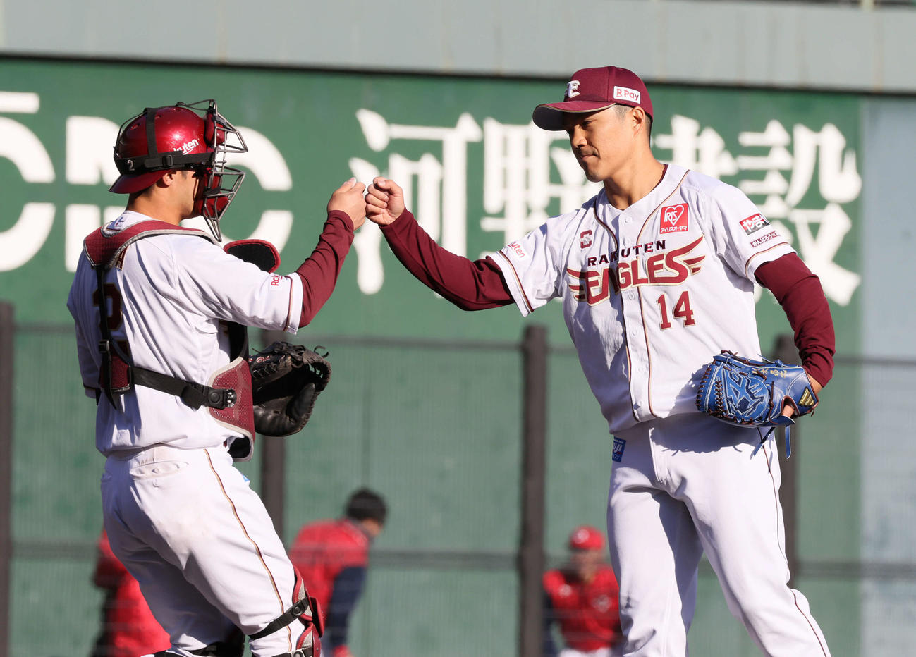 楽天対広島　9回表広島、最後を締めた楽天5番手の則本（右）（撮影・加藤孝規）