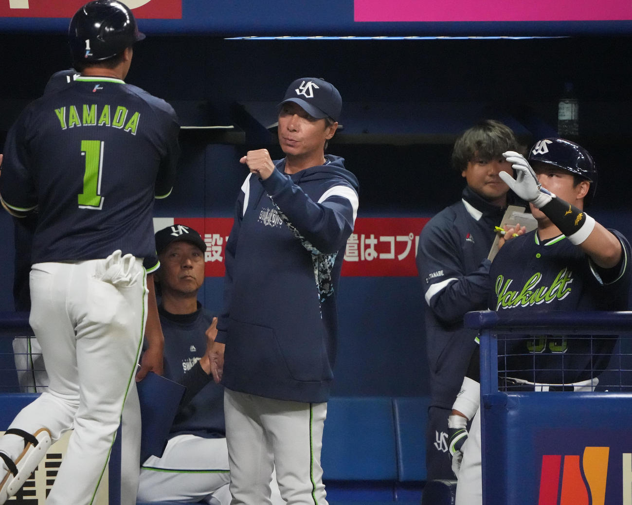 中日対ヤクルト　5回表ヤクルト無死二、三塁、左前2点適時打を放った山田を迎える高津監督（中央）（撮影・森本幸一）
