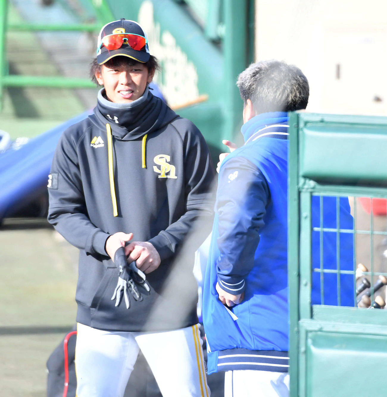 ソフトバンク対DeNA　試合前、DeNA森唯（右）と話すソフトバンク今宮（撮影・岩下翔太）