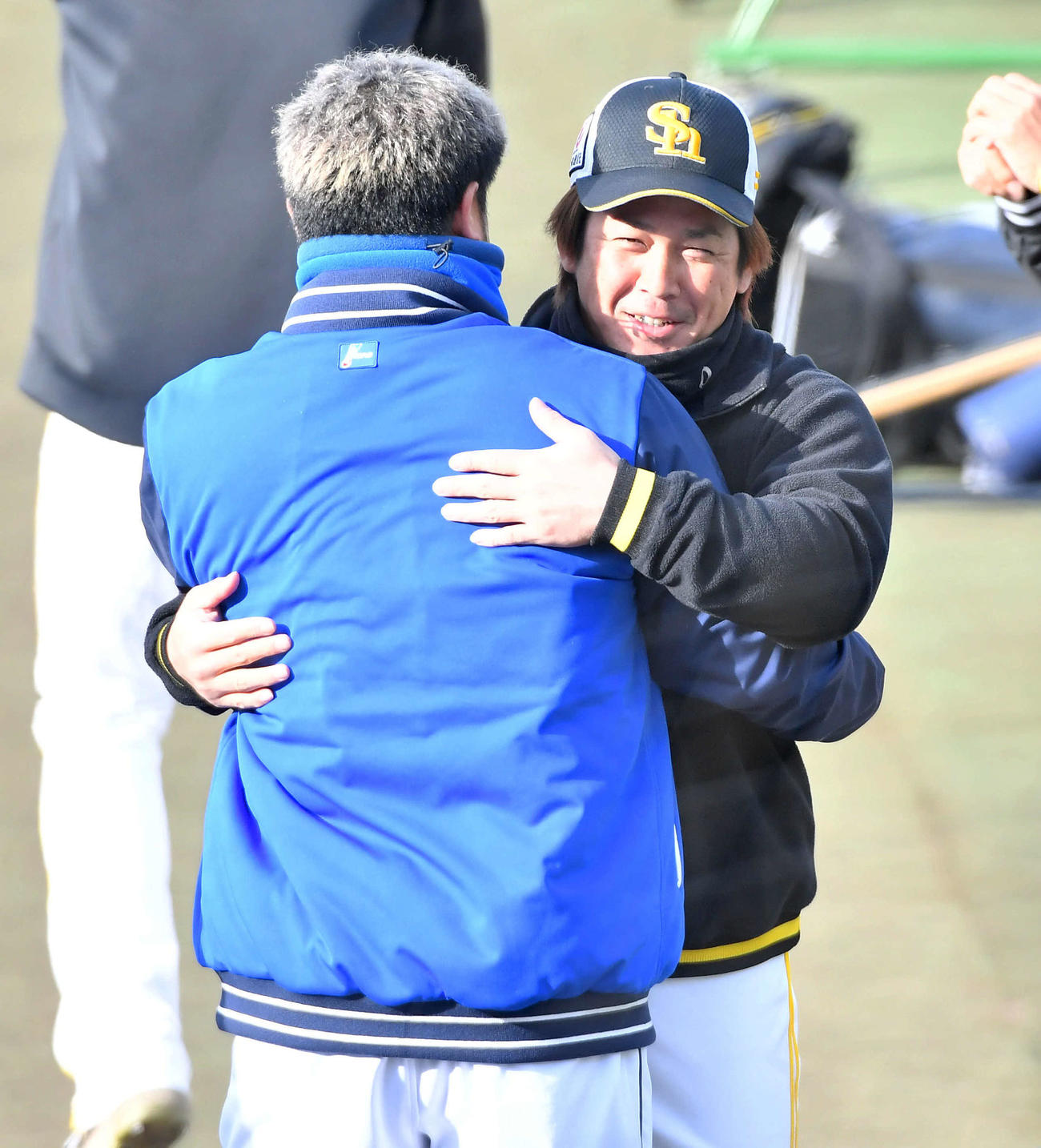 ソフトバンク対DeNA　試合前、DeNA森唯（左）と抱き合うソフトバンク甲斐（撮影・岩下翔太）