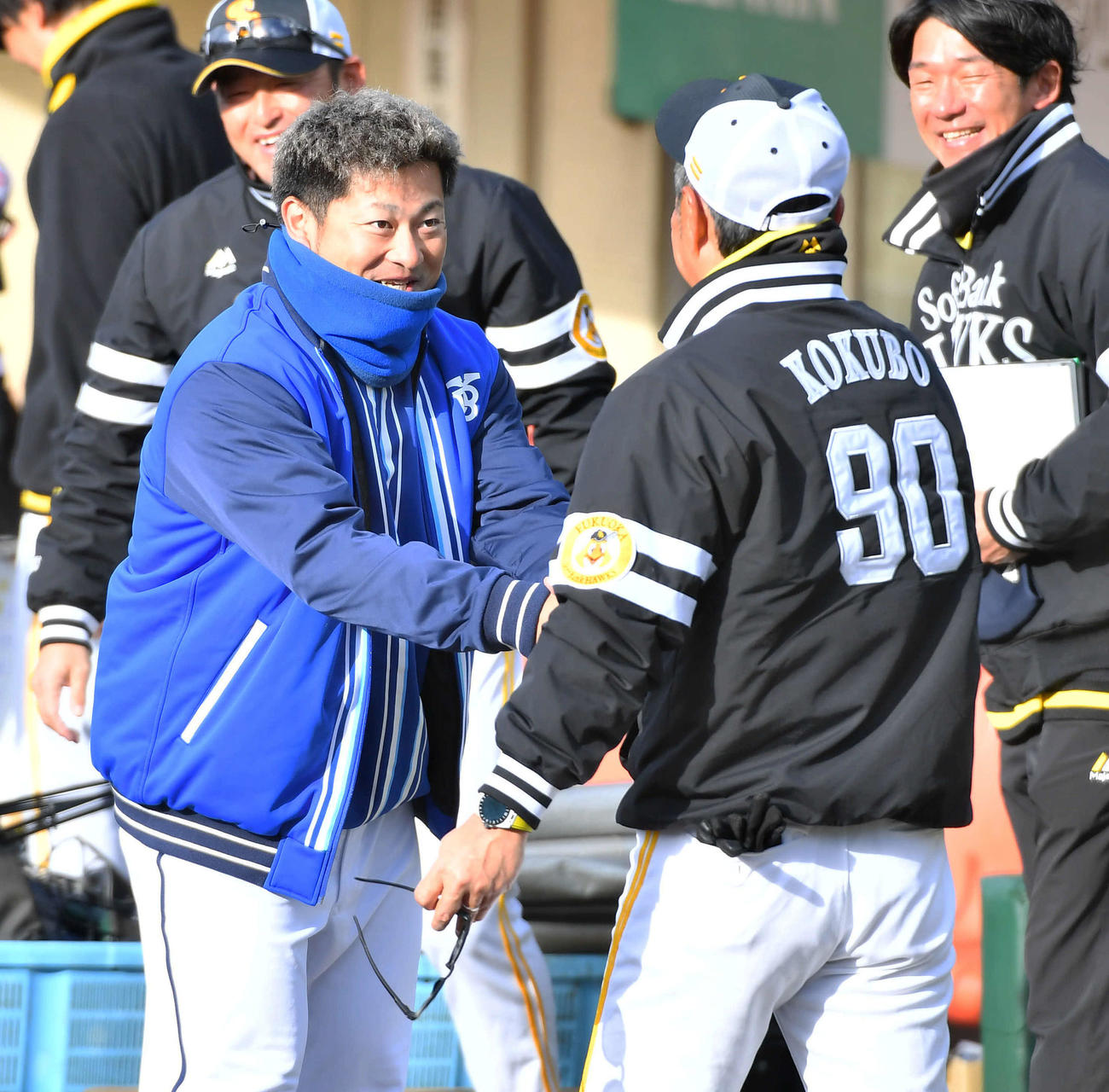 ソフトバンク対DeNA　試合前、ソフトバンク小久保監督（右）にあいさつするDeNA森唯（撮影・岩下翔太）