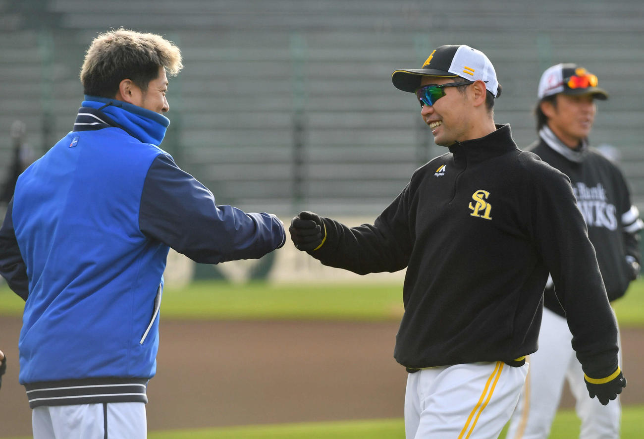 ソフトバンク対DeNA　試合前、ソフトバンク中村晃（右）とグータッチを交わすDeNA森唯（撮影・岩下翔太）