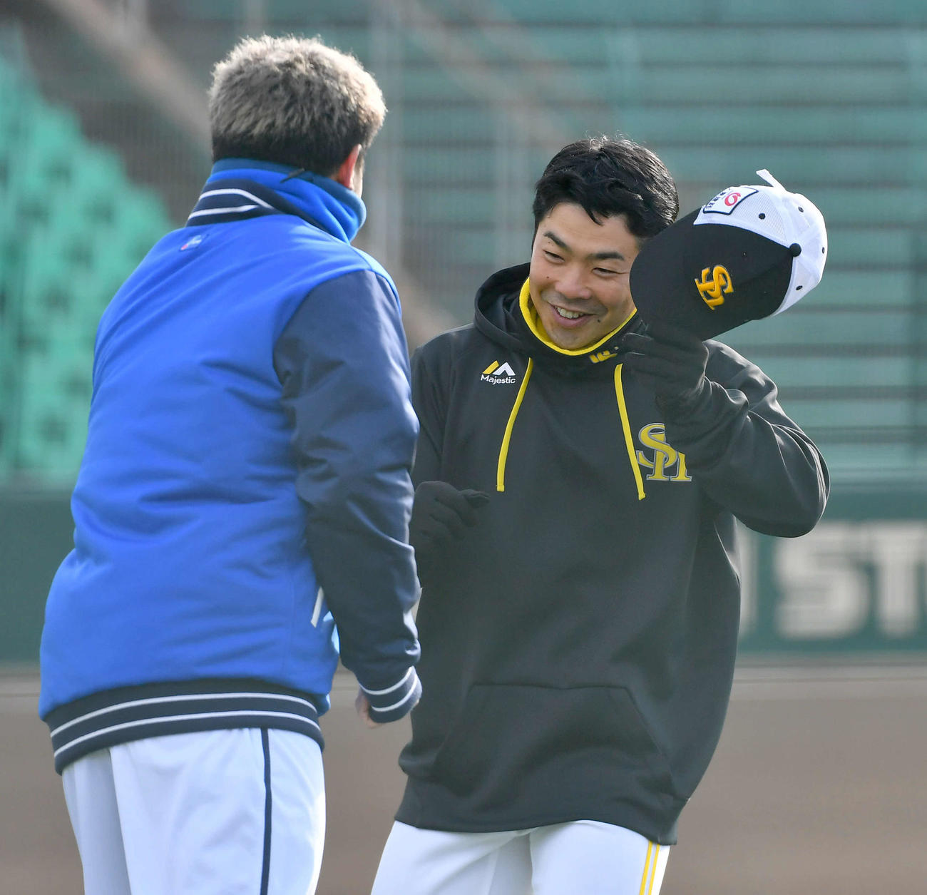 ソフトバンク対DeNA　試合前、DeNA森唯（左）にあいさつするソフトバンク近藤（撮影・岩下翔太）