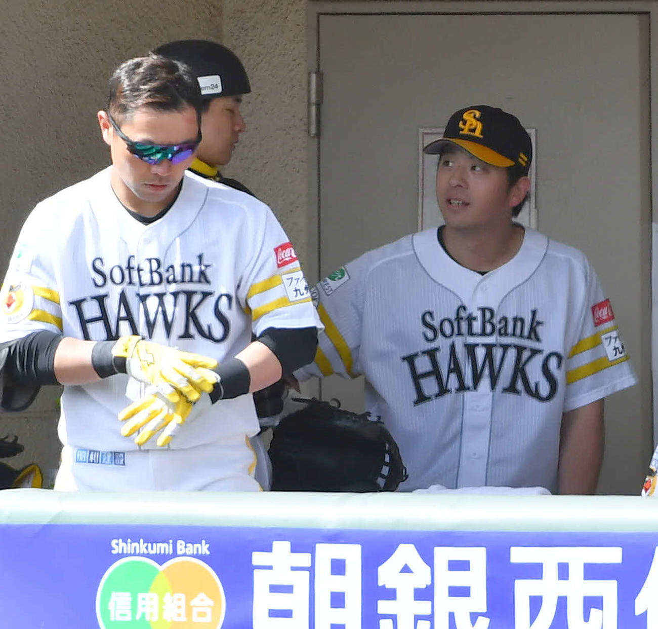 ソフトバンク対DeNA 2回表終了後、ベンチで谷川原（左から2人目）と話す大関（撮影・岩下翔太）